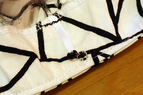 Tutorial: DIY bra strap holder – Sewing